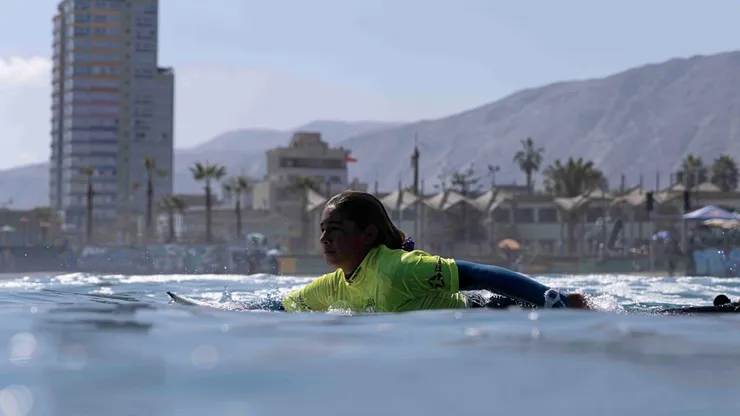 Matilda Bultó, al igual que su hermana Isidora, es una destacada surfer a su corta edad.
