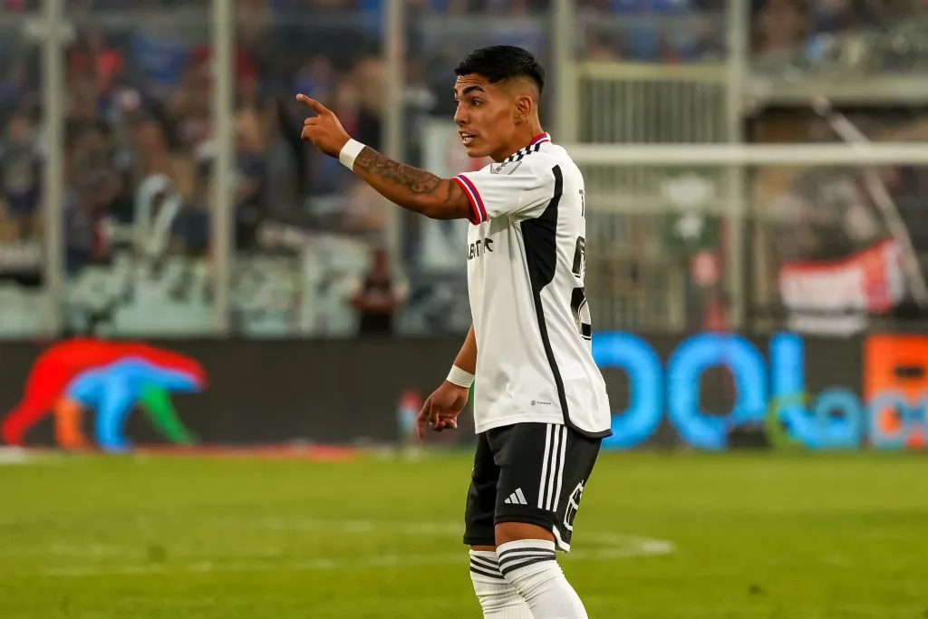 Jordhy Thompson tuvo minutos en el Superclásico ante U. de Chile y un roce con Matías Zaldivia. (Guille Salazar/RedGol)