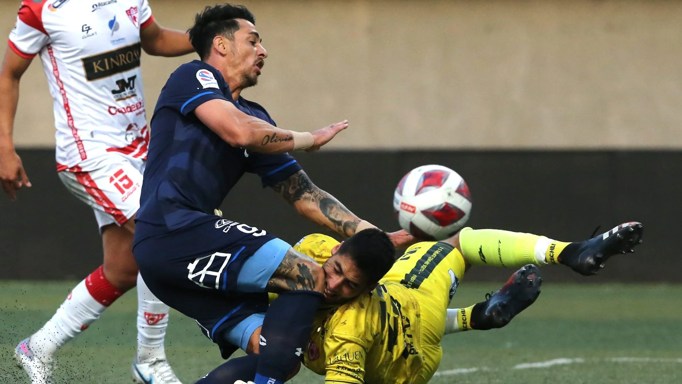 Otra imagen del momento del golpe. (Jonnathan Oyarzún/Photosport).