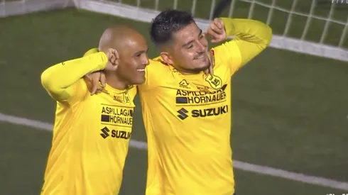 Humberto Suazo celebra con la camiseta de San Luis.