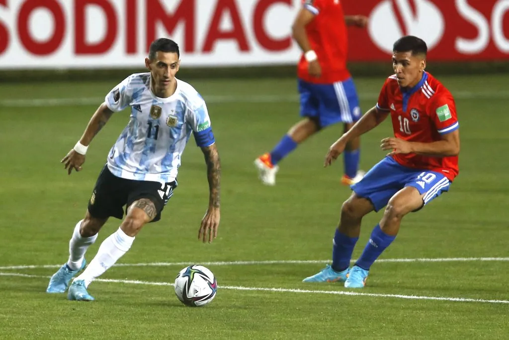 Ángel di María enfrenta a Marcelino Núñez en el duelo entre la Roja y Argentina por las Clasificatorias a Qatar 2022. La Albiceleste venció 2-1 a Chile en Calama. (Marcelo Hernández/Photosport).