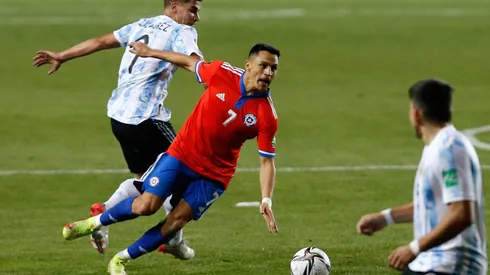 Alexis Sánchez controla el balón ante la marca de Julián Álvarez. La Roja cayó ante Argentina por 2-1 en Calama por las Clasificatorias a Qatar 2022.