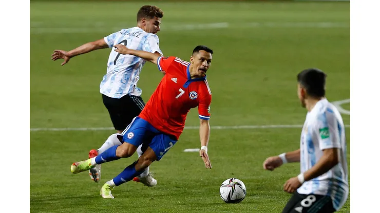 Alexis Sánchez controla el balón ante la marca de Julián Álvarez. La Roja cayó ante Argentina por 2-1 en Calama por las Clasificatorias a Qatar 2022.
