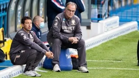 Reyes acompañando en todo momento a Marcelo Bielsa.