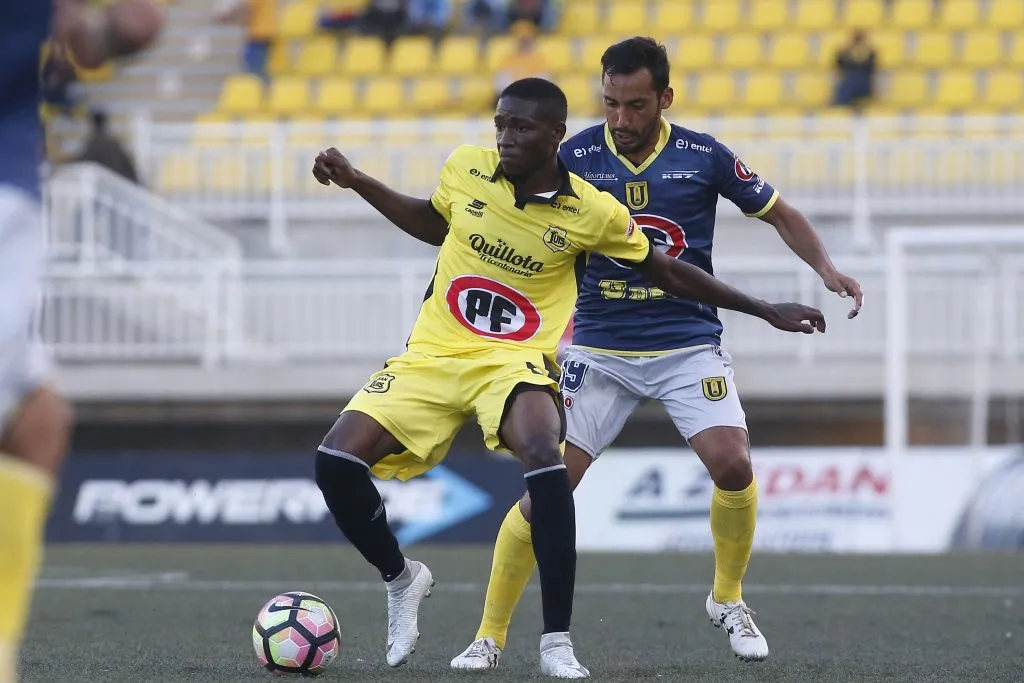 Weiner Riascos ante Universidad de Concepción en uno de los dos partidos que jugó para San Luis de Quillota. Lo marca Ronald de la Fuente. (Raúl Zamora/Photosport).