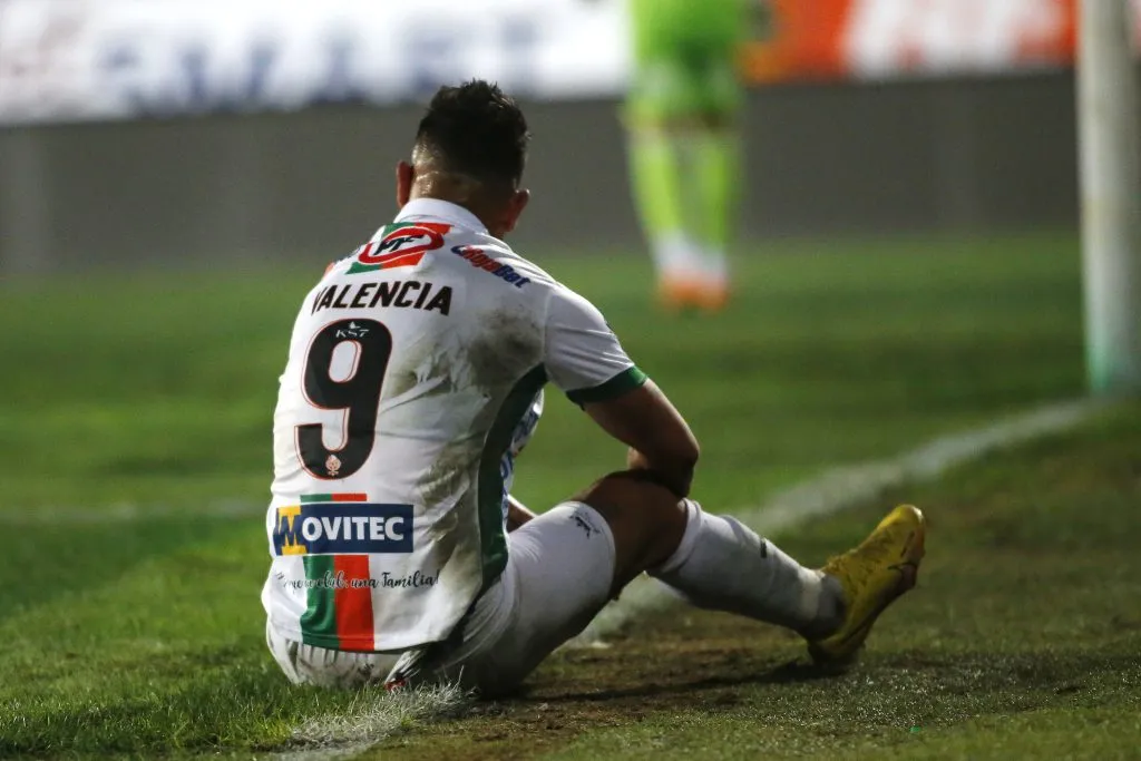 Gustavo Huerta lamenta el estado de la cancha de Santa Laura. (Foto: Photosport)