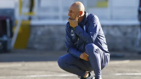 Cristián Paulucci arrodillado en un duelo ante Palestino.