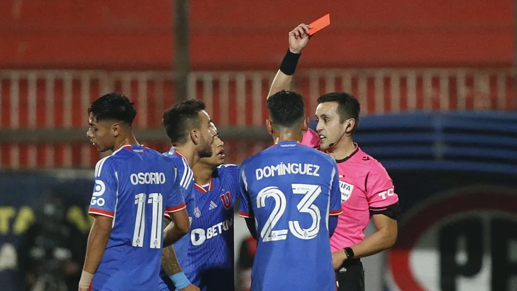Darío Osorio dejó con un hombre menos a Universidad de Chile. Foto: Photosport.