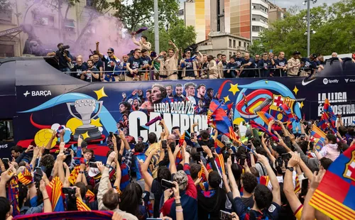BARCELONA, SPAIN – MAY 15: Barcelona supporters welcome players during the FC Barcelona Victory Parade in celebration of the LaLiga title on May 15, 2023 in Barcelona, Spain. (Photo by David Ramos/Getty Images)