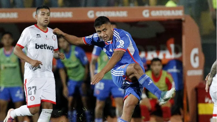 Universidad de Chile están atentos a la cancha del estadio Santa Laura.