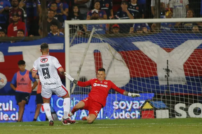 El arquero Cristóbal Campos criticó la cancha del Santa Laura, en su último duelo en marzo. Foto: Marcelo Hernandez/Photosport