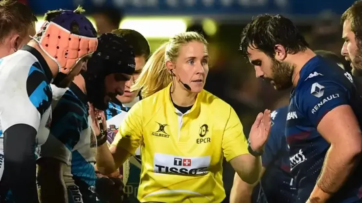Neville es una ex jugadora de rugby y fue capitana de la selección irlandesa.