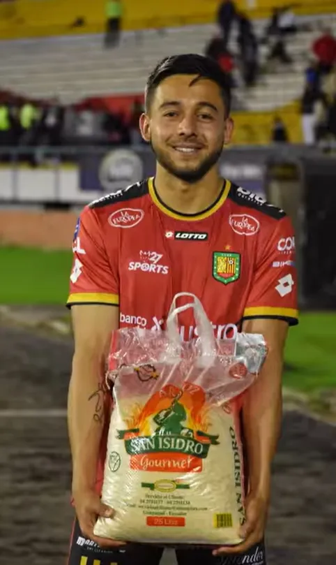 Dávila se luce con la bolsa de arroz ganada por ser figura del partido (Foto: Dep. Cuenca)