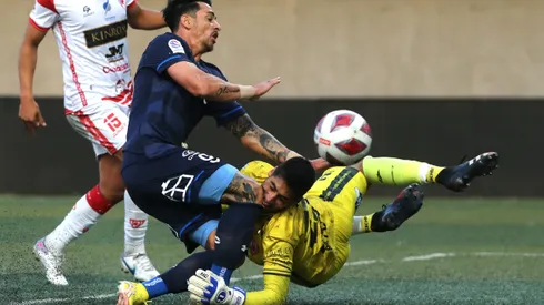 Fernando Zampedri una vez más fue con fuerza desmedida y golpeó a un rival. Foto: Photosport.