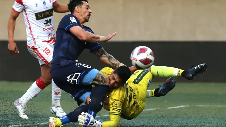 Fernando Zampedri una vez más fue con fuerza desmedida y golpeó a un rival. Foto: Photosport.
