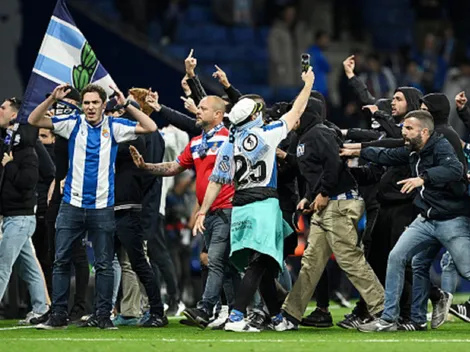Hinchas del Espanyol invaden cancha y cortan festejo del Barca