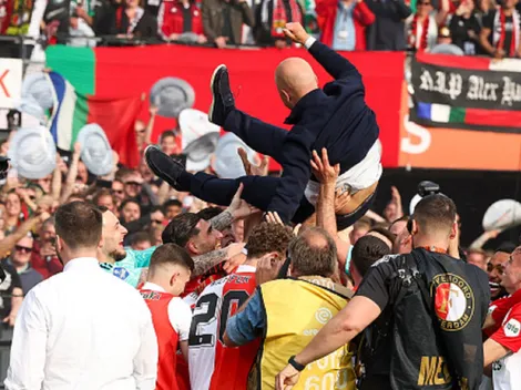 Jugadores del Feyenoord tiran al DT al agua tras salir campeones