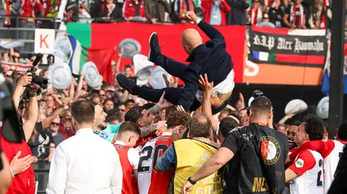 Arne Slot siendo levantado en andas por sus jugadores