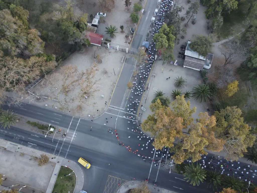 La Maratón de Santiago 2023 se vive con todo en las calles de la capital. Foto: Photosport.