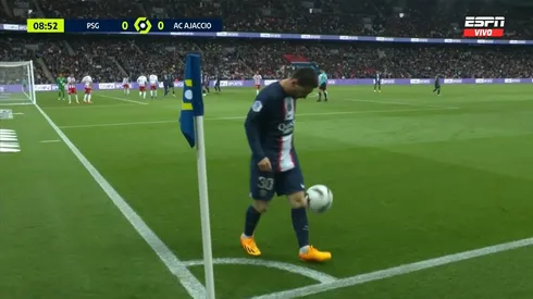 Hasta en los córnes pifian a Messi