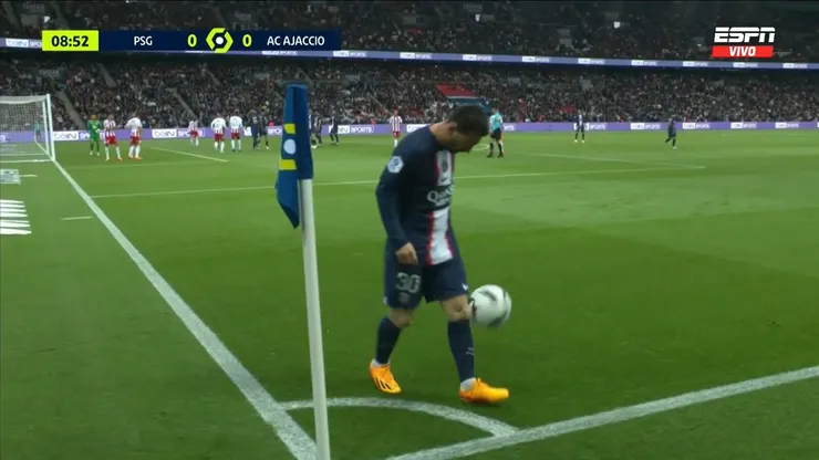Hasta en los córnes pifian a Messi