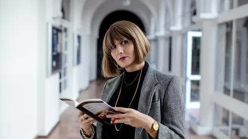 Richards estudió Diseño y Estética y realizó un magíster en Escritura Creativa.