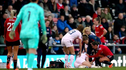 Leah Williamson del Arsenal, tuvo una grave lesión en la rodilla.