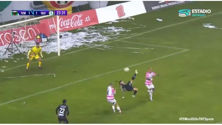 Álvaro Ramos se mandó una chilena espectacular en el Estadio Germán Becker de Temuco.