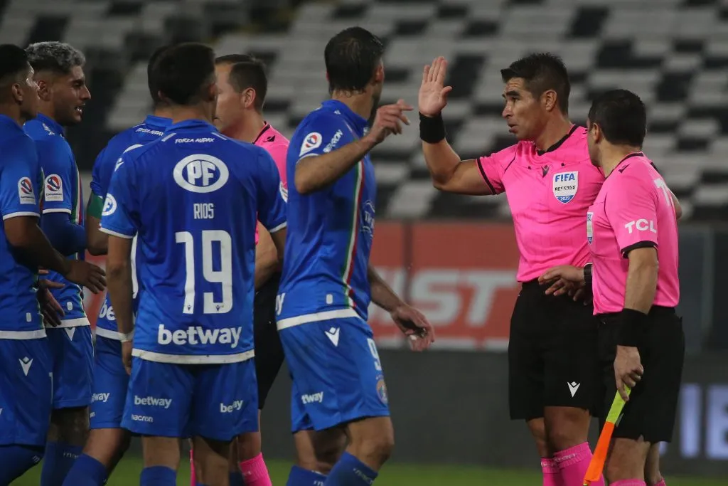 Los reclamos contra José Cabero llevaron a la ANFP a liberar los audios del VAR. Foto: Photosport.