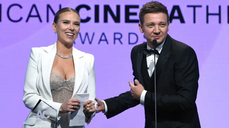 Scarlett Johanson visitó a Jeremy Renner luego de accidente.