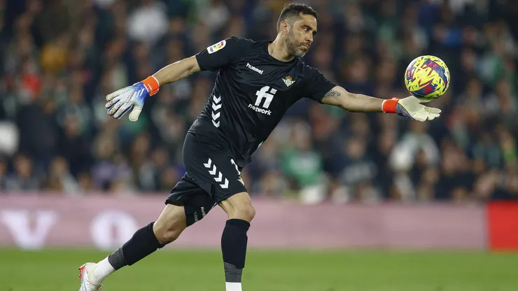 Claudio Bravo termina contrato con Betis y su futuro es toda una incógnita.