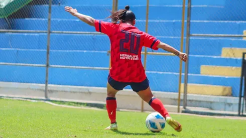 Javiera Roa anota un doblete y le da vida a Municipal en los play-offs
