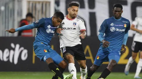 Marcos Bolados disputa un balón contra la defensa del Pereira