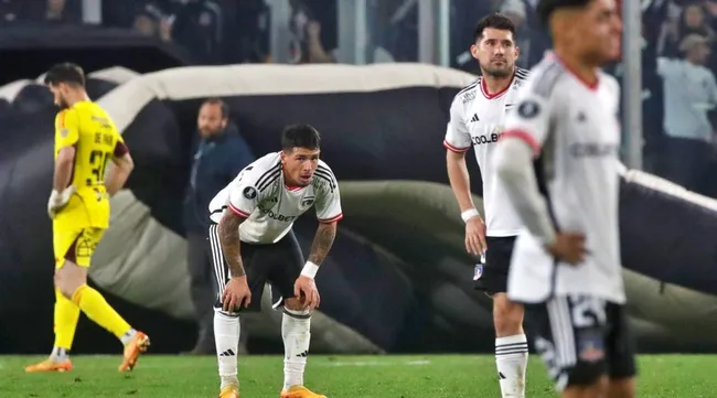 Colo Colo otra vez no pudo darle una alegria a sus hinchas en un partido definitorio de Copa Libertadores en el Estadio Monumental. | Foto: Photosport.
