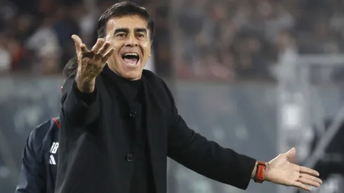 Gustavo Quinteros da indicaciones en el duelo que Colo Colo no le pudo ganar a Deportivo Pereira en el Monumental.