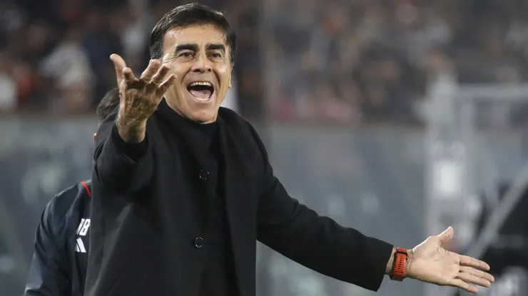 Gustavo Quinteros da indicaciones en el duelo que Colo Colo no le pudo ganar a Deportivo Pereira en el Monumental.