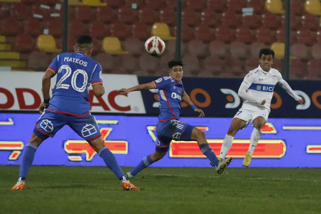 Jorge Ortiz se hizo un espacio en la banda derecha para sacar un zurdazo que se fue elevado. Fue de lo poco positivo que mostró la UC de Holan en el Clásico Universitario. (Dragomir Yankovic/Photosport).