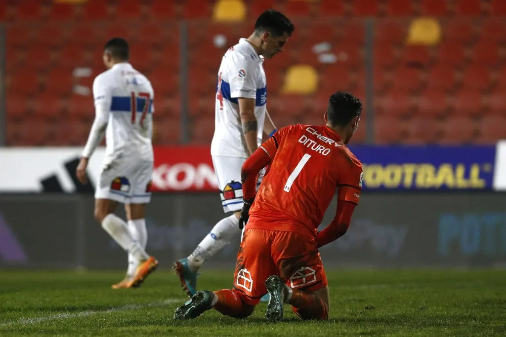 Los lamentos en la UC tras la derrota en Santa Laura. Foto: Javier Salvo/Photosport
