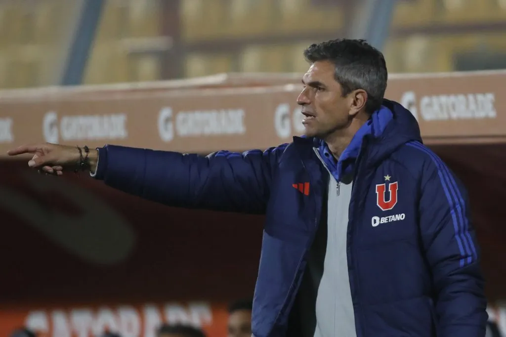 Pellegrino suele estar serio, pero se fue con una sonrisa de Santa Laura. | Foto: Photosport