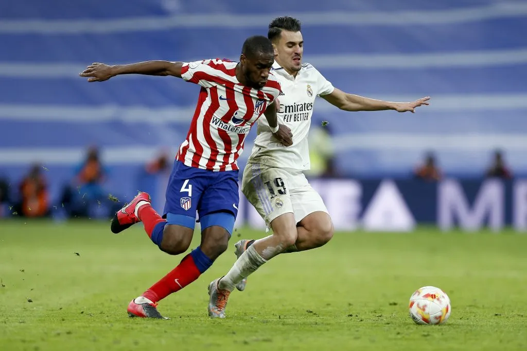 Geoffrey Kondogbia en acción por el Atlético Madrid ante Dani Ceballos del Real Madrid. ¿Será compañero de Alexis Sánchez en el Olympique de Marsella? (Florencia Tan Jun/Getty Images).