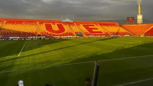 La cancha del Santa Laura aguantó el Clásico Universitario.