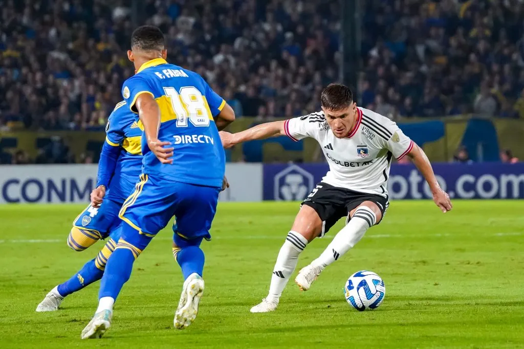 Leonardo Gil en acción durante la caída 1-0 de Colo Colo ante Boca Juniors en La Bombonera. (Guille Salazar/RedGol).