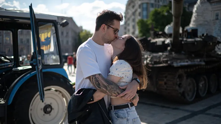 Pareja besándose.