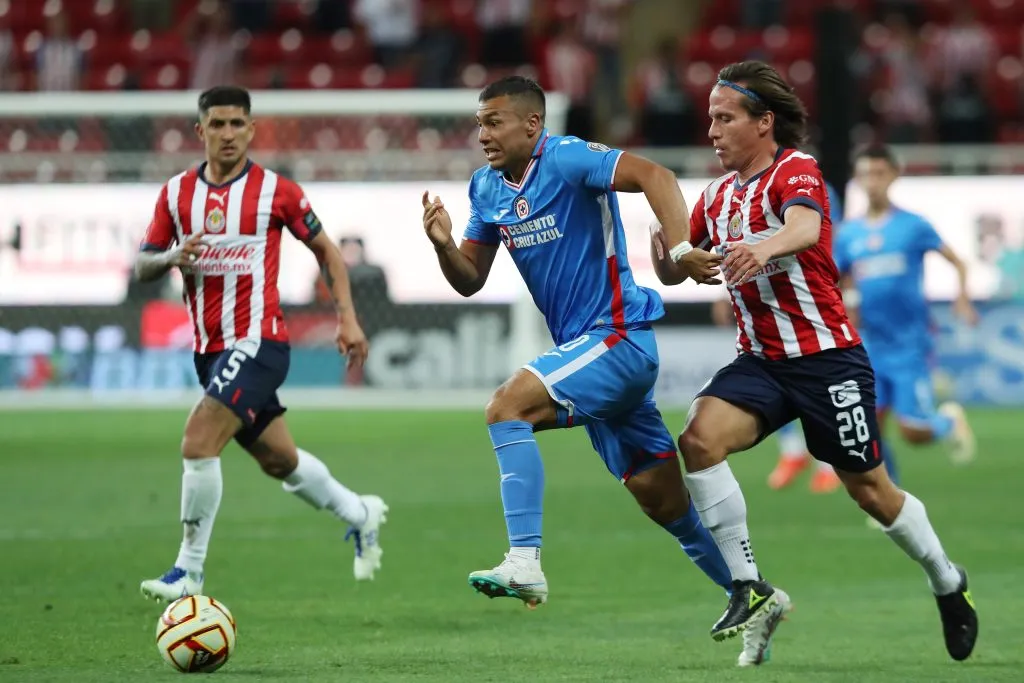 Iván Morales en acción ante las Chivas de Guadalajara con el Cruz Azul. (Refugio Ruiz/Getty Images).