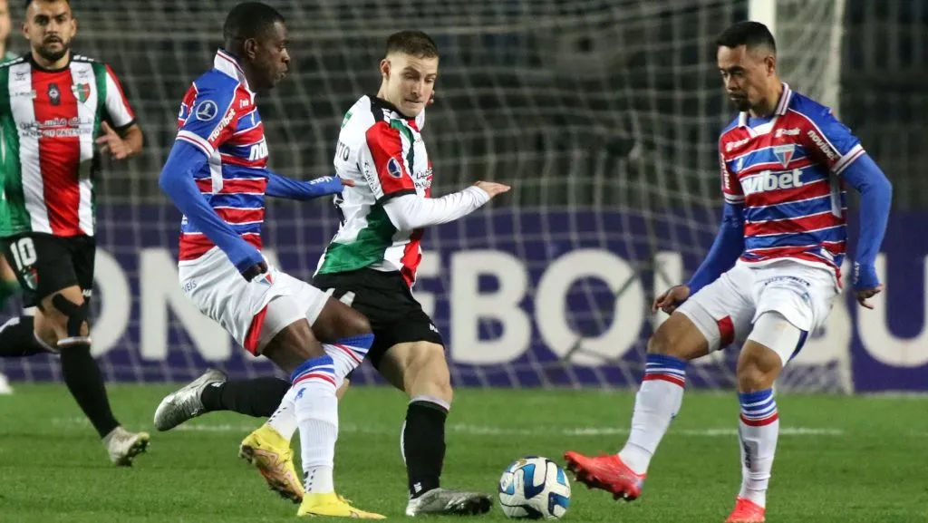 Palestino dio la pelea, pero no pudo contra Fortaleza y quedó eliminado de Copa Sudamericana. Foto: Photosport.