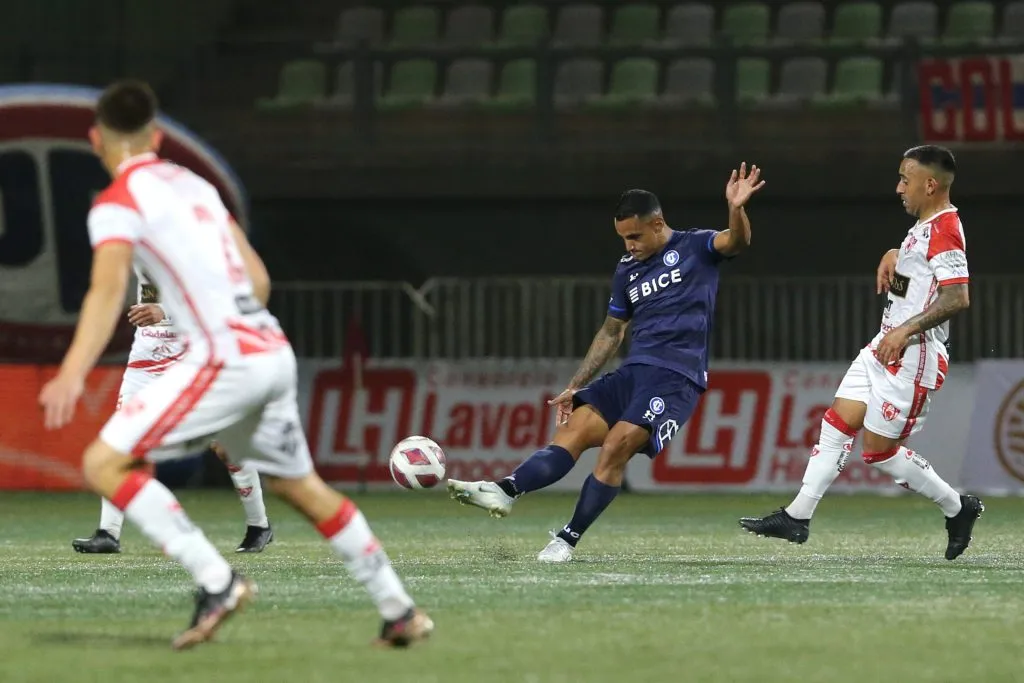 Brayan Rovira estará en el equipo que Ariel Holan dispondrá por la UC en el reinicio del Clásico Universitario. (Jonnathan Oyarzún/Photosport).