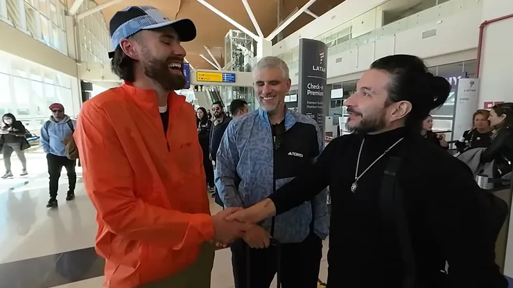 En medio de su tour por Chile, Ben Brereton se topó con Felipe Avello y las risas no faltaron en el aeropuerto de Calama.