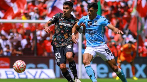 Leonardo Sequeira disputa un balón con Claudio Baeza en la Liga MX. Llegará a Everton cedido desde España.