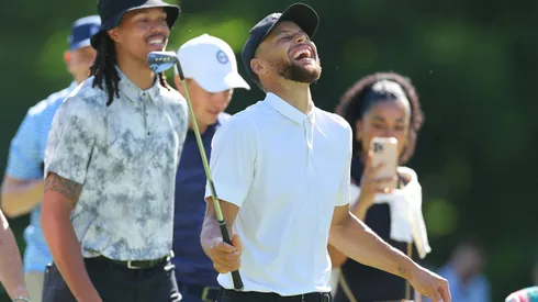 Stephen Curry se luce con golpeo espectacular en torneo de golf.