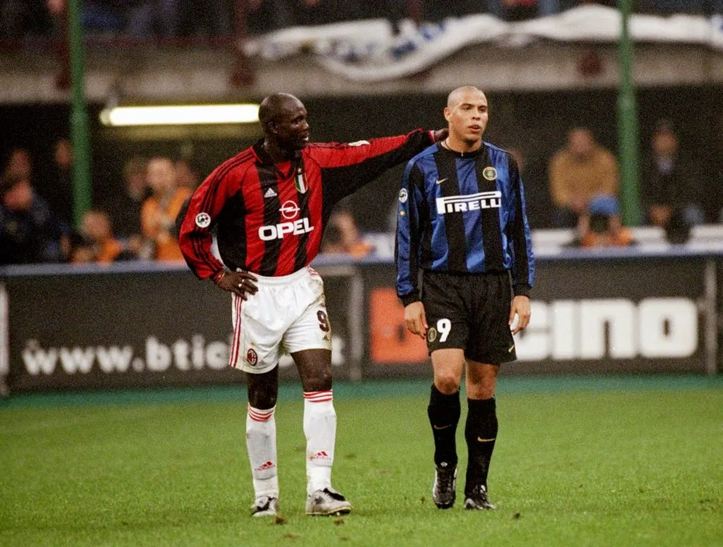 23 Oct 1999:  George Weah of AC Milan consoles Ronaldo of Inter Milan after his sending off during the Serie A match at the San Siro in Milan, Italy.  \ Mandatory Credit: Claudio Villa /Allsport
